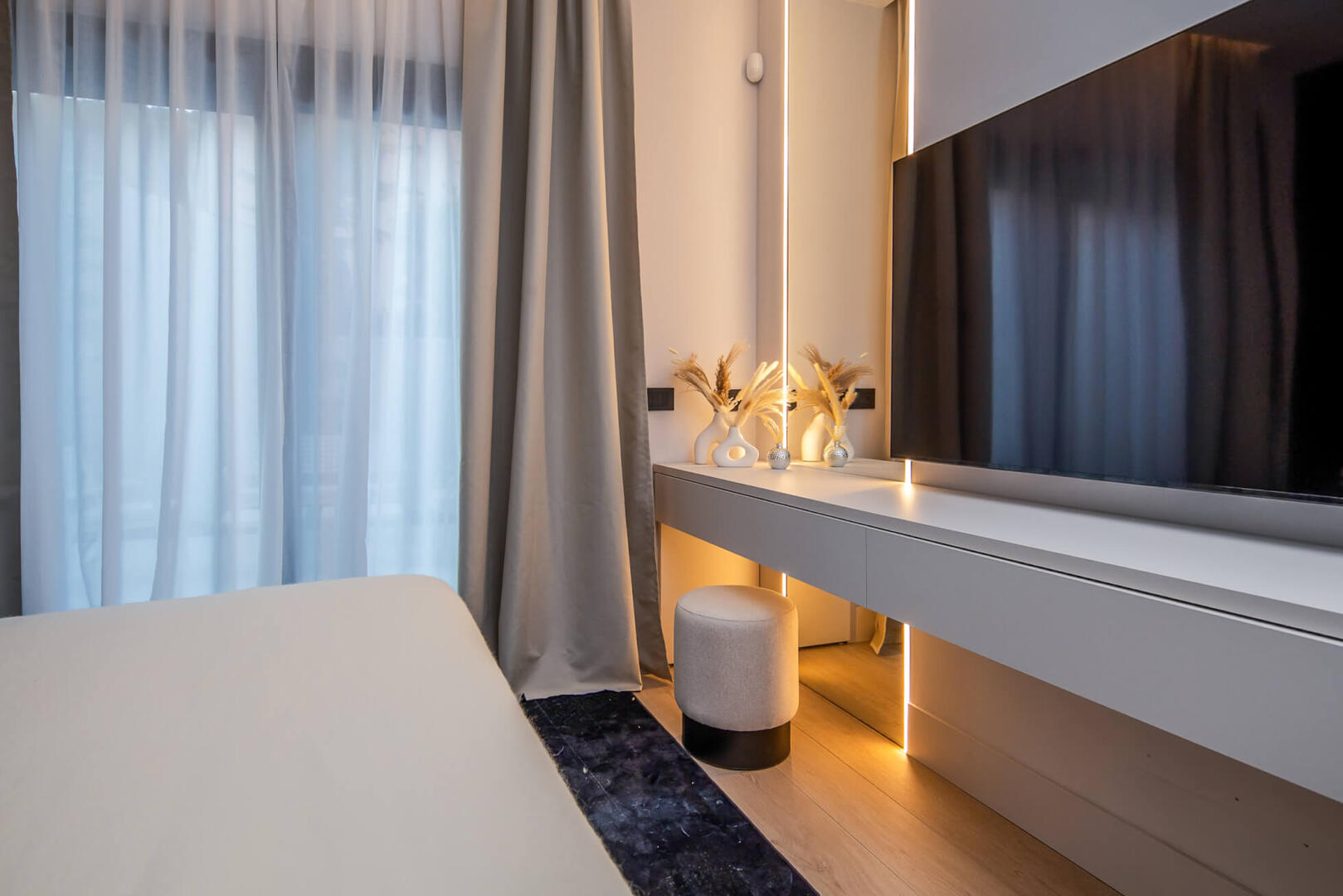 Everywhere you look are high-end materials and dimmable lighting